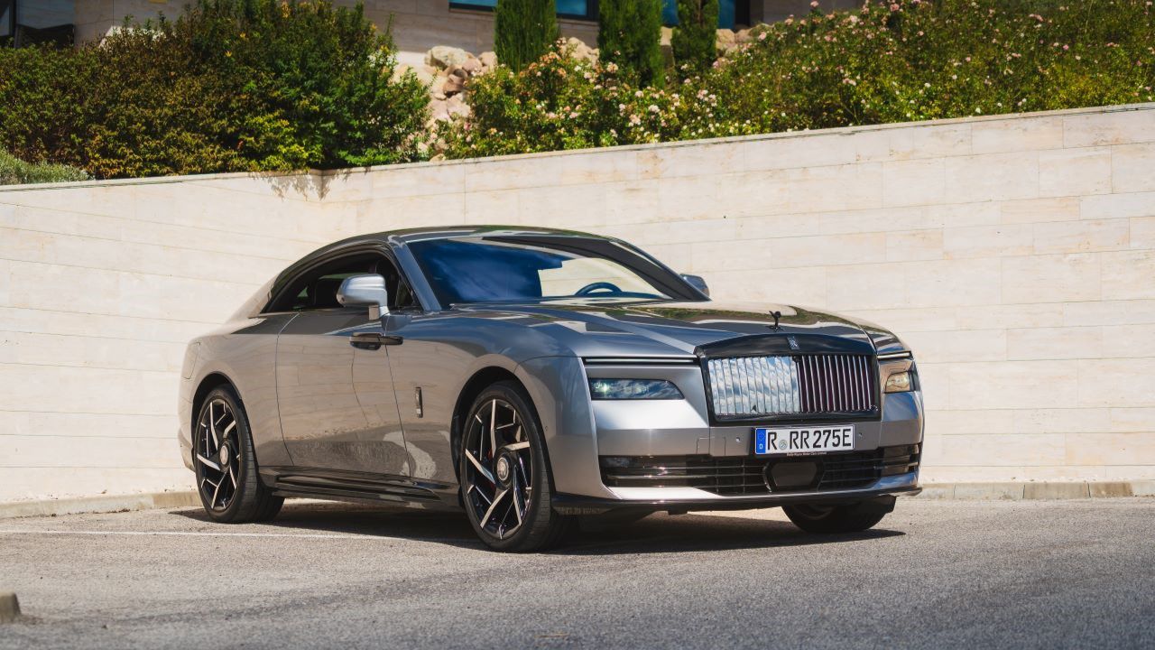 EN LÜKSÜN EN SPORTİF HALİ: Rolls-Royce Spectre Black Badge