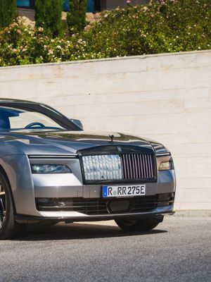 EN LÜKSÜN EN SPORTİF HALİ: Rolls-Royce Spectre Black Badge
