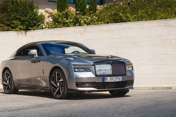 EN LÜKSÜN EN SPORTİF HALİ: Rolls-Royce Spectre Black Badge