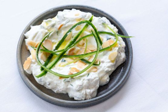 Buselik, meyhane kültürünü Ezel Akay ile gün ışığında yeniden yorumladı