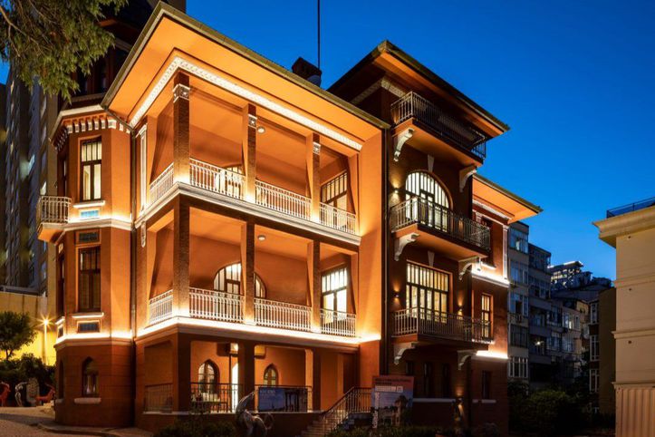 Mongeri Binası’nda zamansız bir ressam