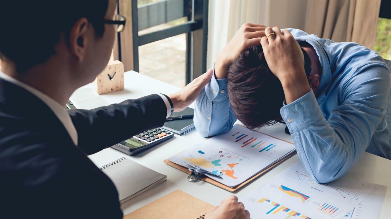 Düşenin dostu olmalı