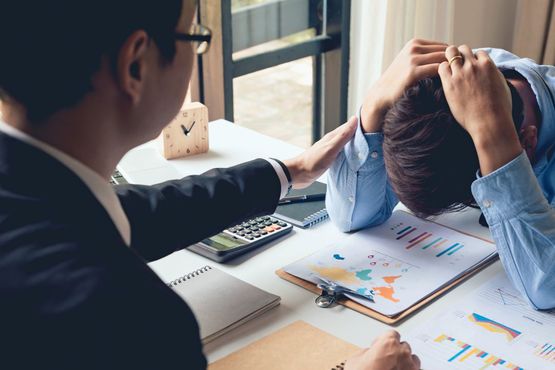 Düşenin dostu olmalı