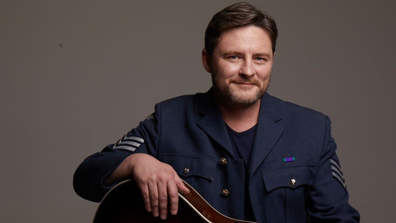 Şarkılarım aydınlık romanlarımsa alacakaranlık