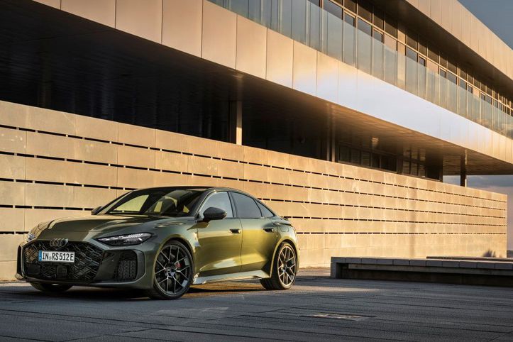 ELEKTRİK DESTEĞİYLE ARTIK DAHA KASLI: Audi RS 5 Sedan