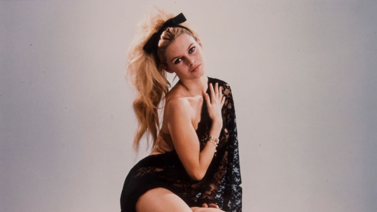 Femme Fatale sahneyi terk etti