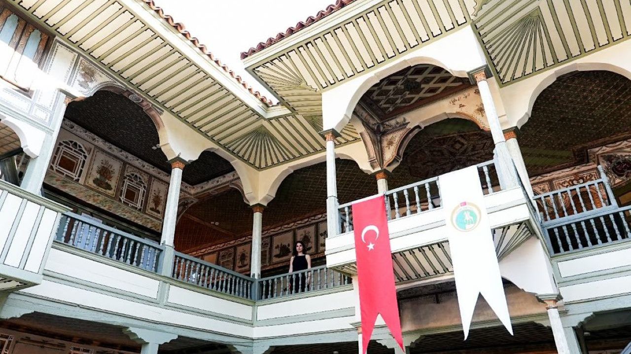 Yüzlerce yıllık kültür mirasının peşinde