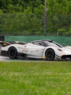 İTALYAN TUTKUSU, TEKNOLOJİK ZARAFETLE BULUŞUYOR Pagani Huayra R Evo Roadster