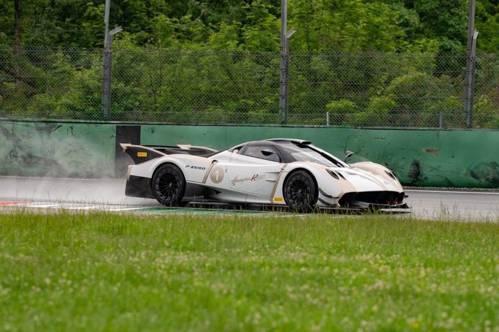 İTALYAN TUTKUSU, TEKNOLOJİK ZARAFETLE BULUŞUYOR Pagani Huayra R Evo Roadster